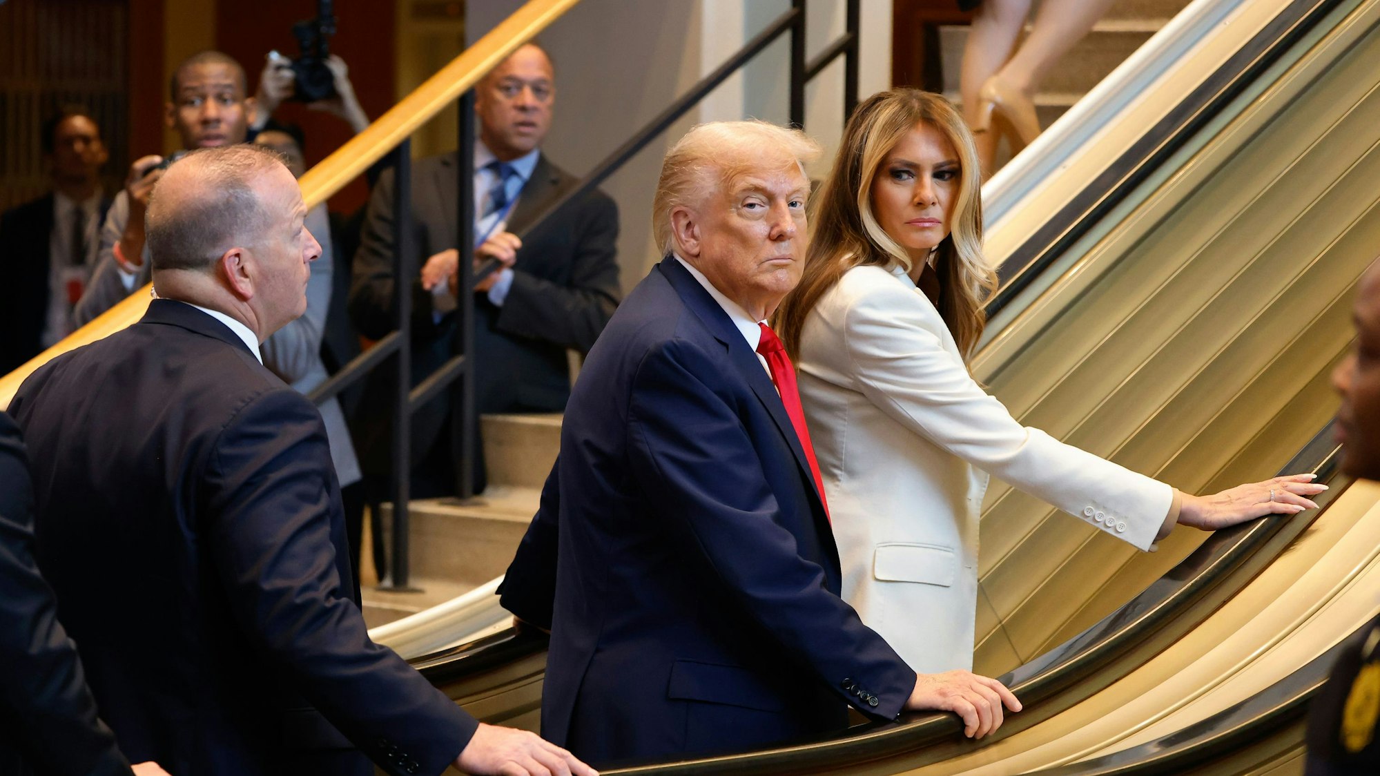 Präsident Donald Trump und First Lady Melania Trump treffen zur Generaldebatte der UN-Vollversammlung im UN-Hauptquartier ein und bleiben prompt auf der Rolltreppe stehen.