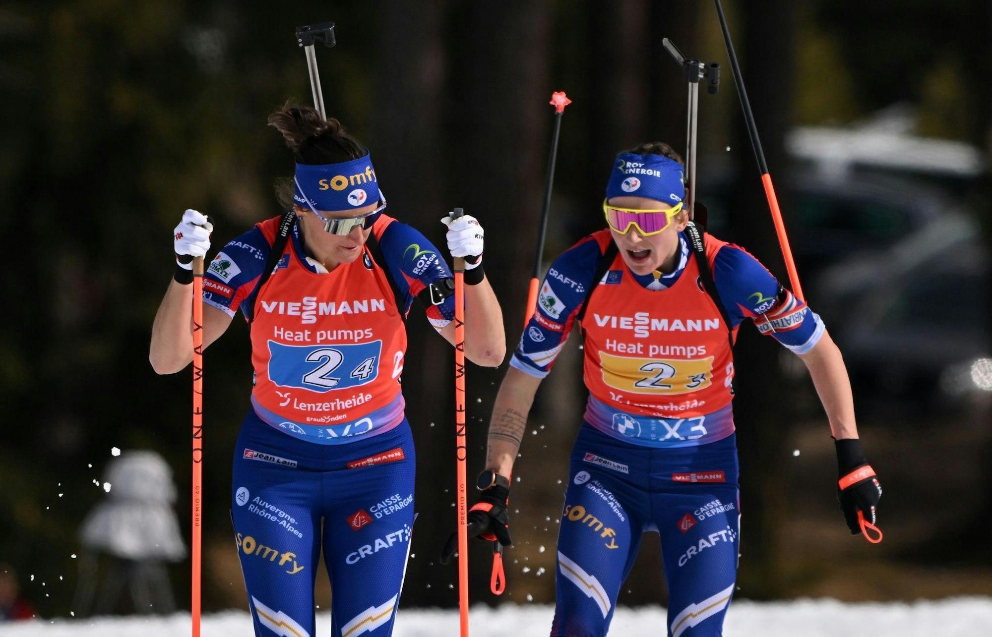 Redeten lange kein Wort miteinander: Julia Simon (l) und Justine Braisaz-Bouchet (r). (Archivbild)