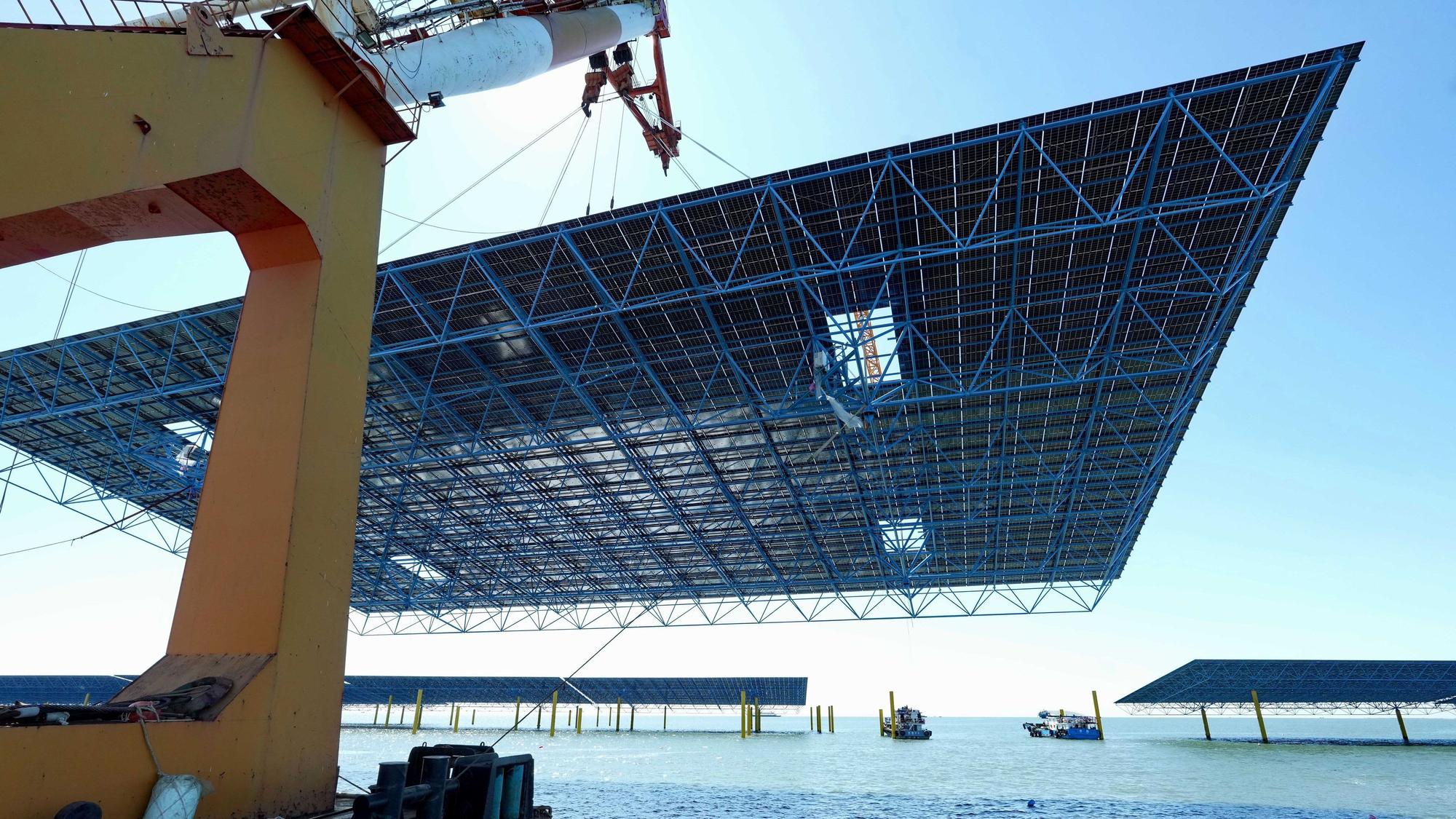 Die Baustelle eines Offshore-Photovoltaik-Kraftwerks im Kreis Changli in der nordchinesischen Provinz Hebei. (Archivbild)