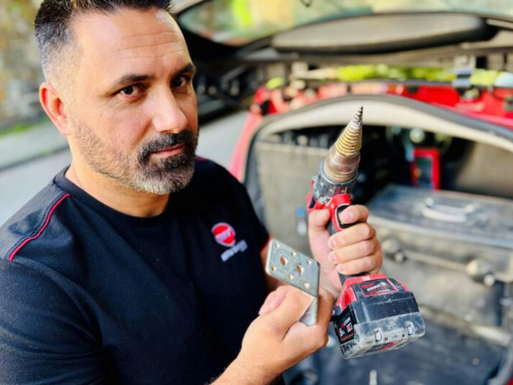 Elektrotechnikermeister Mersim Mrvoljak hat den Winkel in der Hand, mit dem er seine Werkzeugkiste im Firmenwagen festgeschraubt hat. Drei Jahre lang hat er sich mit der Stadt Aachen über eine Parkgenehmigung gestritten.