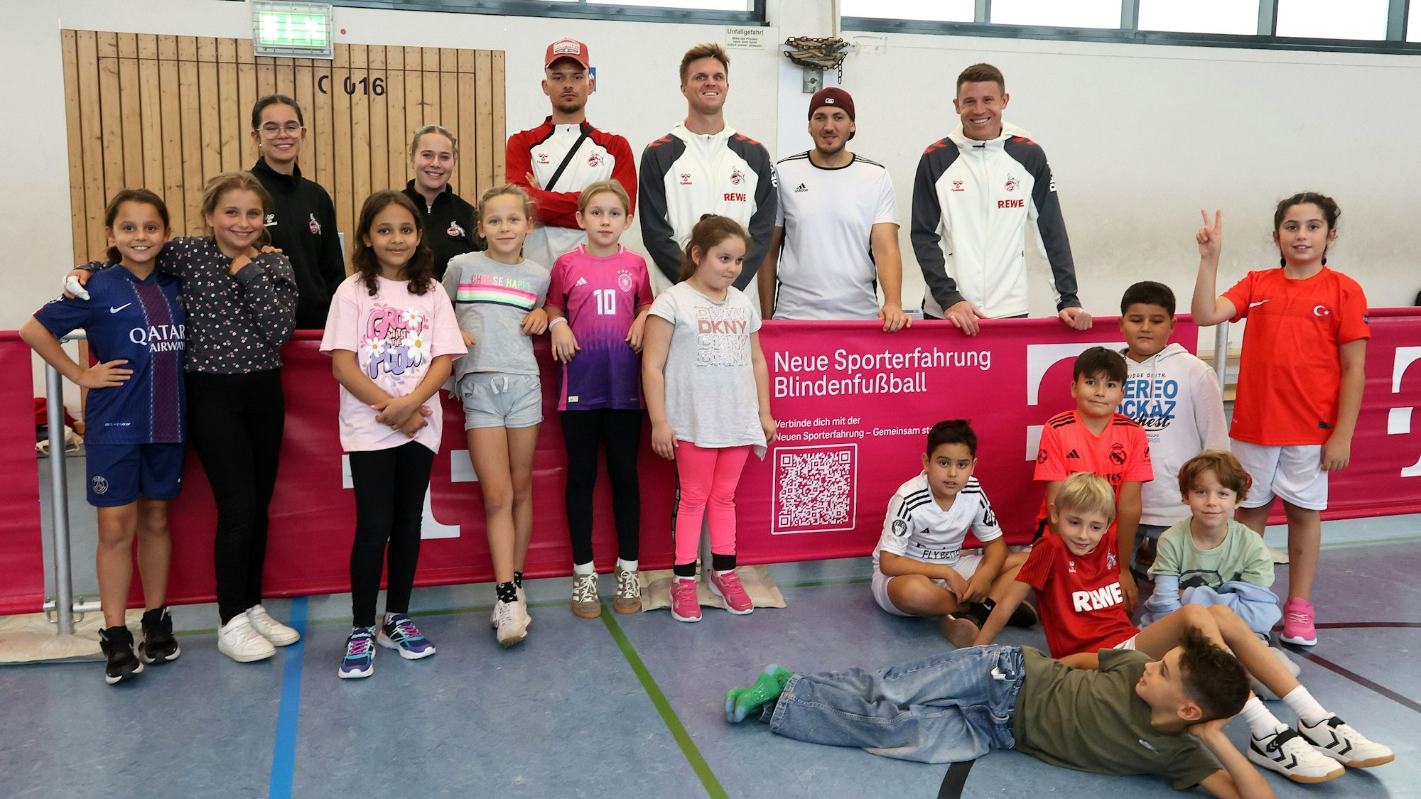 Marius Bülter und Dominique Heintz mit Teilnehmerinnen und Teilnehmern einer Einheit im Blindenfußball