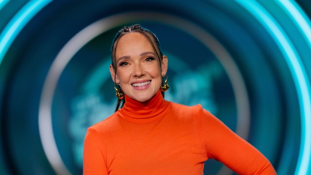 ARCHIV - 30.10.2024, Nordrhein-Westfalen, Köln: Carolin Kebekus, Moderatorin und Entertainerin, steht vor einer Aufzeichnung der „Carolin Kebekus Show“ im Studio König. (zu dpa: «Das würde Carolin Kebekus als Päpstin machen») Foto: Rolf Vennenbernd/dpa +++ dpa-Bildfunk +++