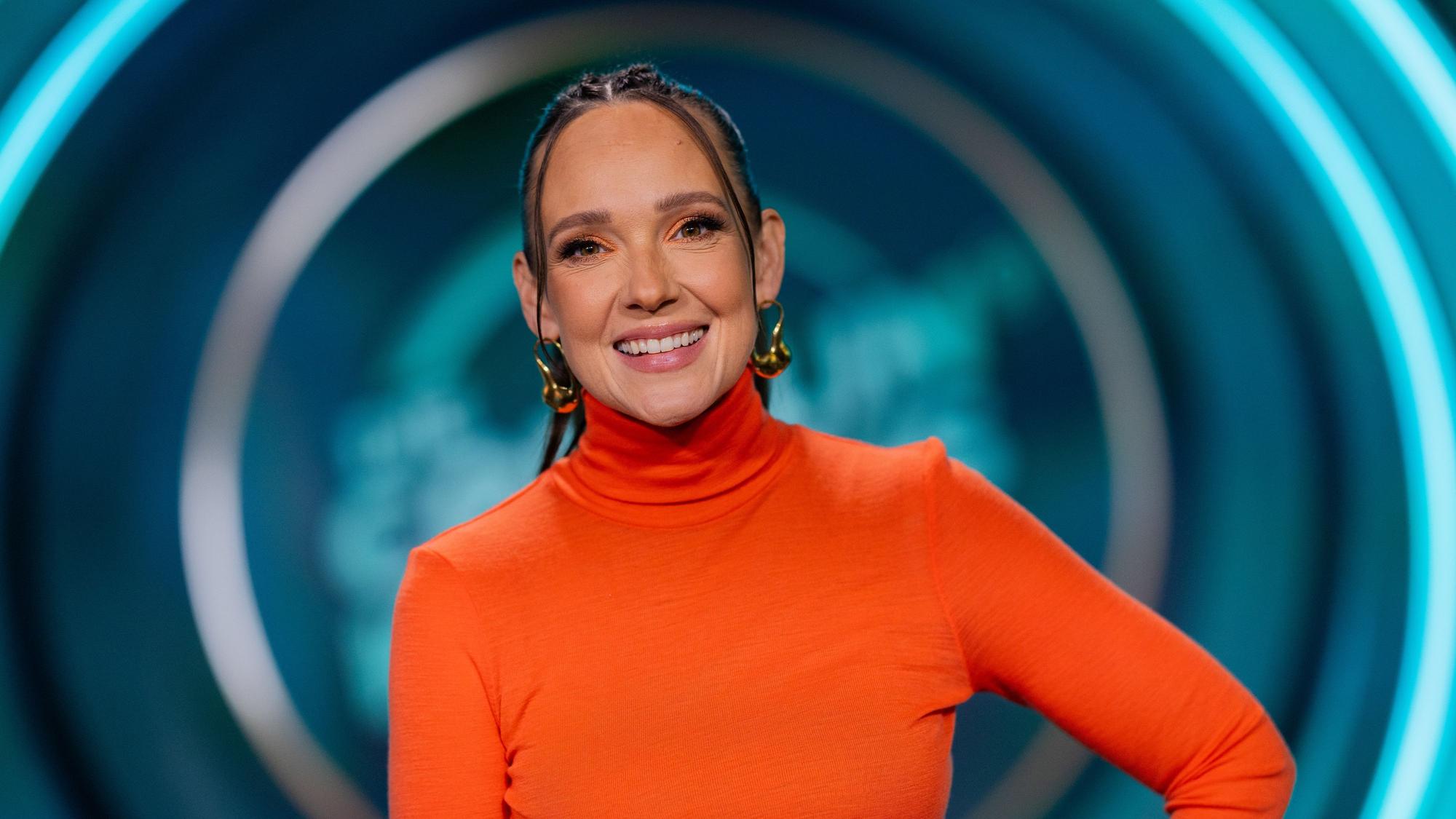 ARCHIV - 30.10.2024, Nordrhein-Westfalen, Köln: Carolin Kebekus, Moderatorin und Entertainerin, steht vor einer Aufzeichnung der „Carolin Kebekus Show“ im Studio König. (zu dpa: «Das würde Carolin Kebekus als Päpstin machen») Foto: Rolf Vennenbernd/dpa +++ dpa-Bildfunk +++