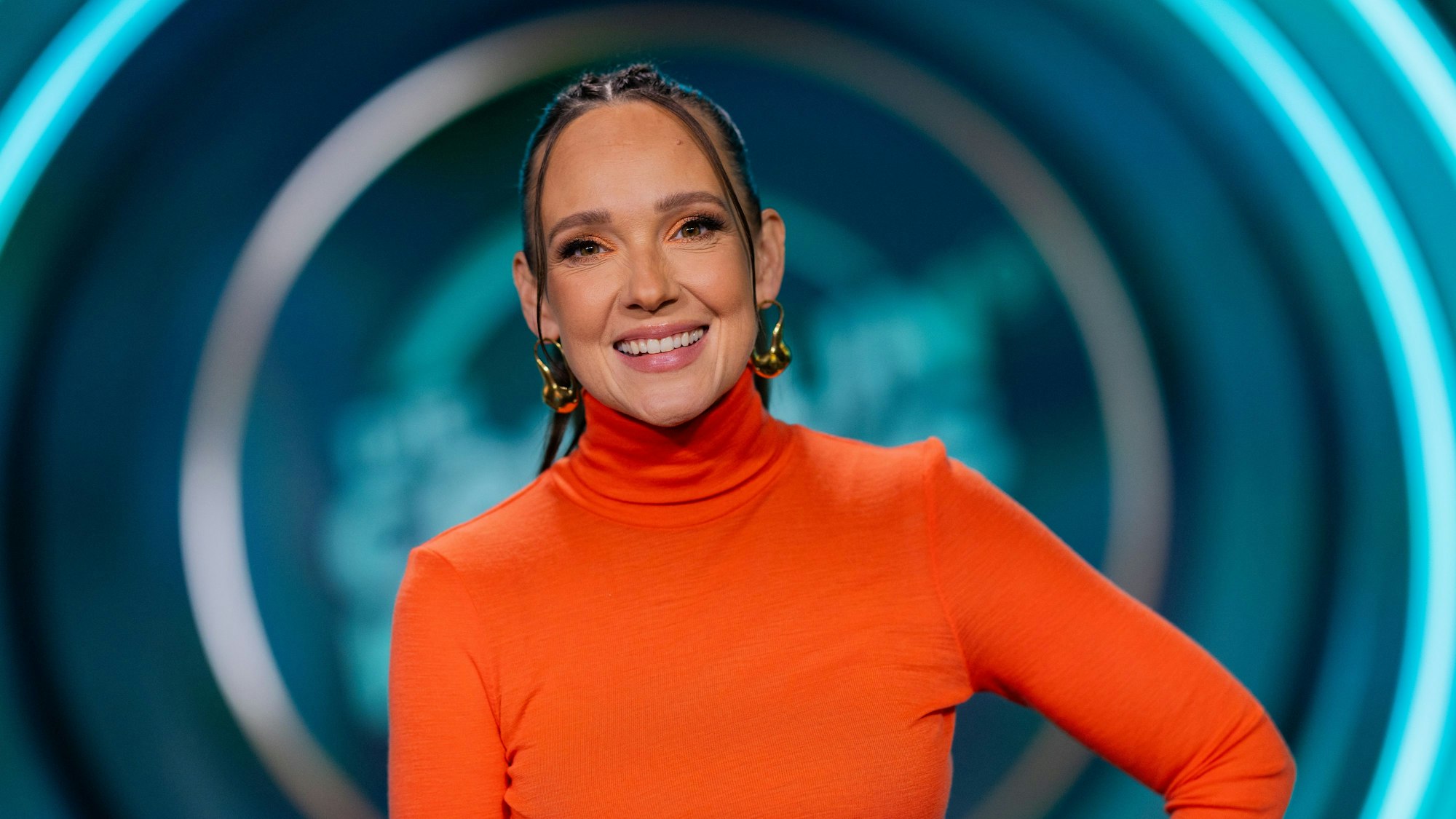 ARCHIV - 30.10.2024, Nordrhein-Westfalen, Köln: Carolin Kebekus, Moderatorin und Entertainerin, steht vor einer Aufzeichnung der „Carolin Kebekus Show“ im Studio König. (zu dpa: «Das würde Carolin Kebekus als Päpstin machen») Foto: Rolf Vennenbernd/dpa +++ dpa-Bildfunk +++