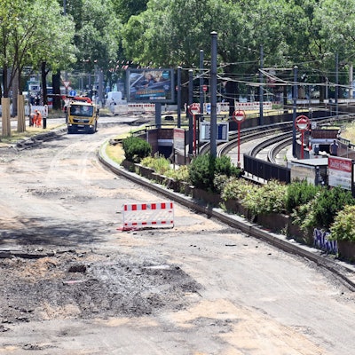 Die Südseite der Deutzer Brücke ist wegen Sanierungsarbeiten bis in den Monat September hinein gesperrt. (Archivbild)