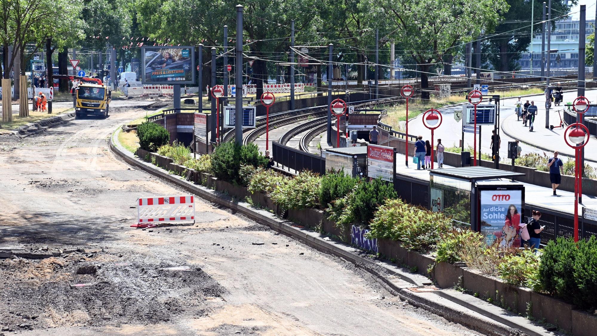 Die Südseite der Deutzer Brücke ist wegen Sanierungsarbeiten bis in den Monat September hinein gesperrt. (Archivbild)