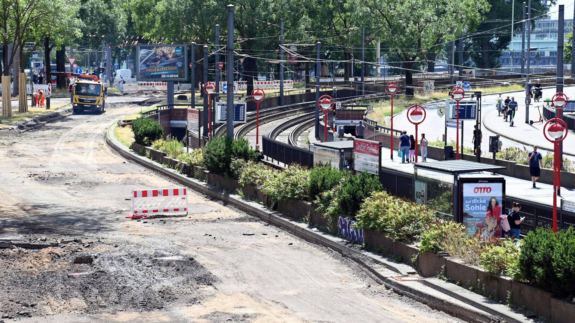 Die Südseite der Deutzer Brücke ist wegen Sanierungsarbeiten bis in den Monat September hinein gesperrt. (Archivbild)