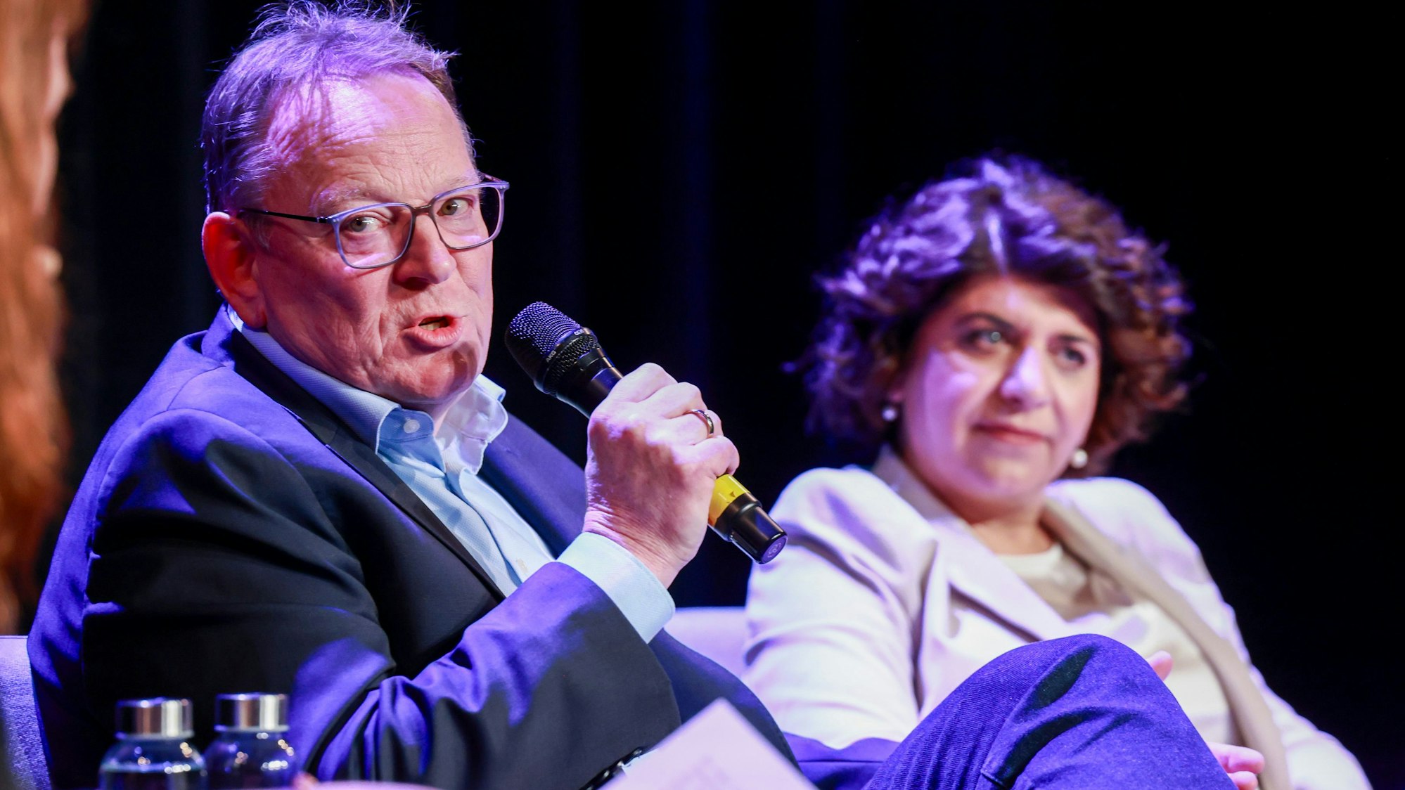 Die Kandidaten für das Amt des Kölner Oberbürgermeisters, Torsten Burmester und Berivan Aymaz, sprechen auf einer Podiumsdiskussion im Rahmen des „Kölner Stadt-Anzeiger“-Leserforums in der Comedia.