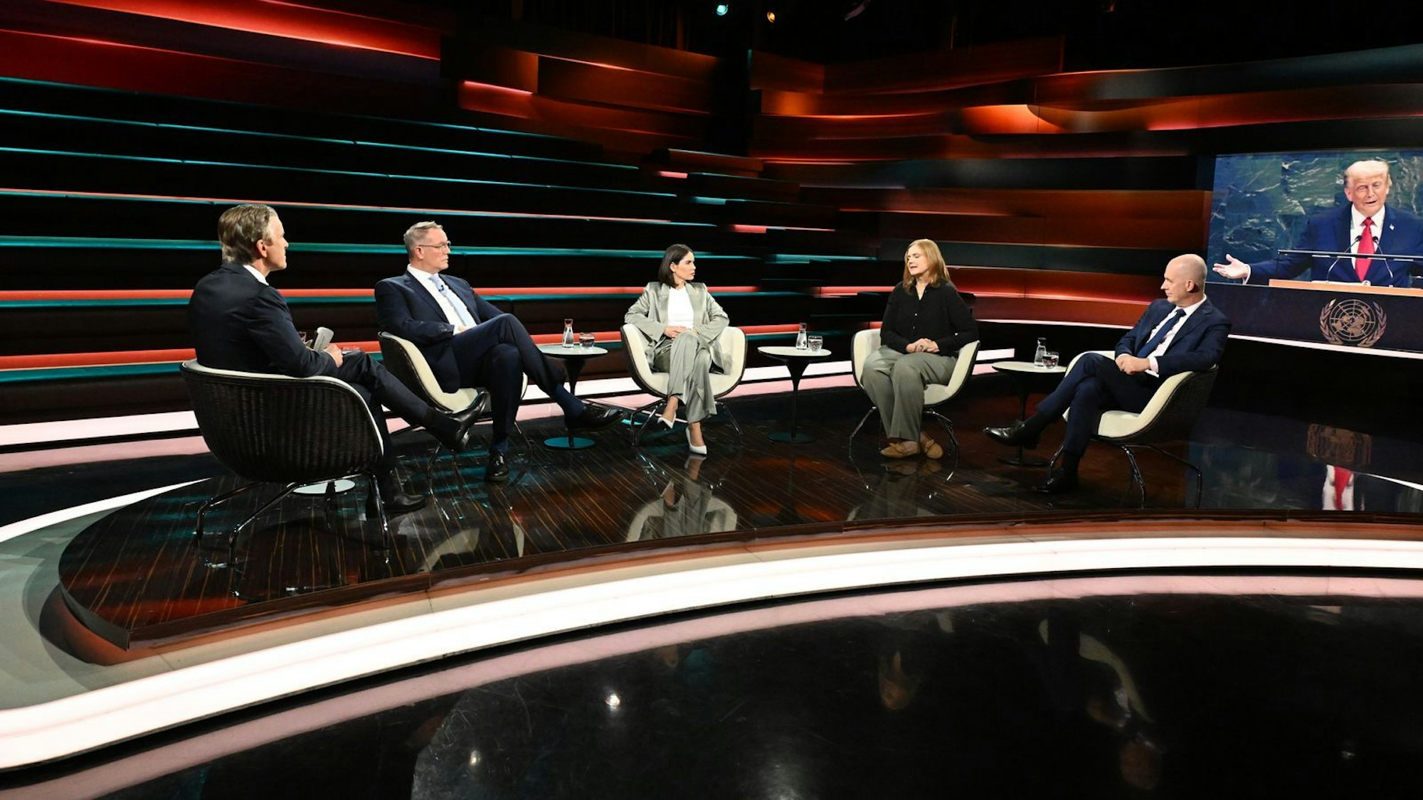 Bei „Markus Lanz“ debattierten die Gäste unter anderem über den energischen Auftritt von Donald Trump bei den Vereinten Nationen. (Bild: ZDF / Cornelia Lehmann)