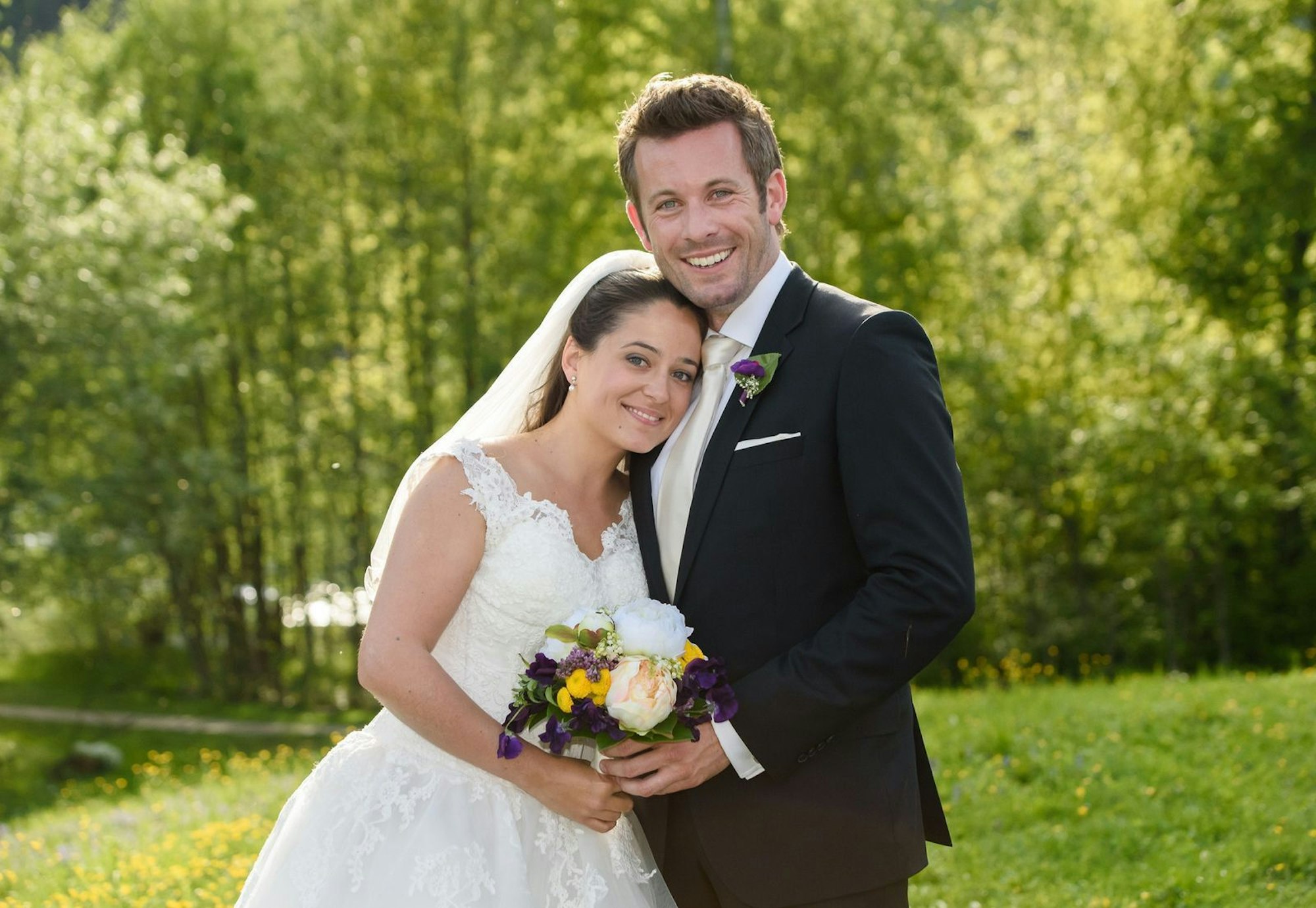 Junges Glück: Julia (Jennifer Newrkla) und Niklas (Jan Hartmann), das Traumpaar der zehnten „Sturm der Liebe“-Staffel, schlossen den Bund der Ehe. Nach ihrer Traumhochzeit im Juli 2015 wird sie „You Light Up My Life“ in der Version von Debby Boone auf ewig verbinden. (Bild: ARD / Christof Arnold)