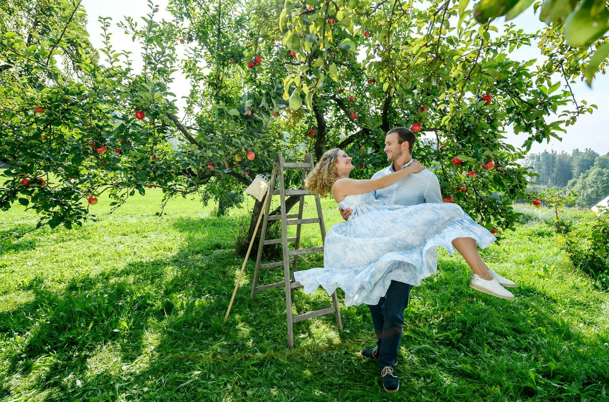 Das Mädchen vom Land trifft auf passionierten Reiter: Nach zahlreichen Irrungen und Wirrungen fanden Tim (Florian Frowein) und Franzi (Léa Wegmann) als Traumpaar der 16. Staffel zusammen. (Bild: ARD/Christof Arnold )
