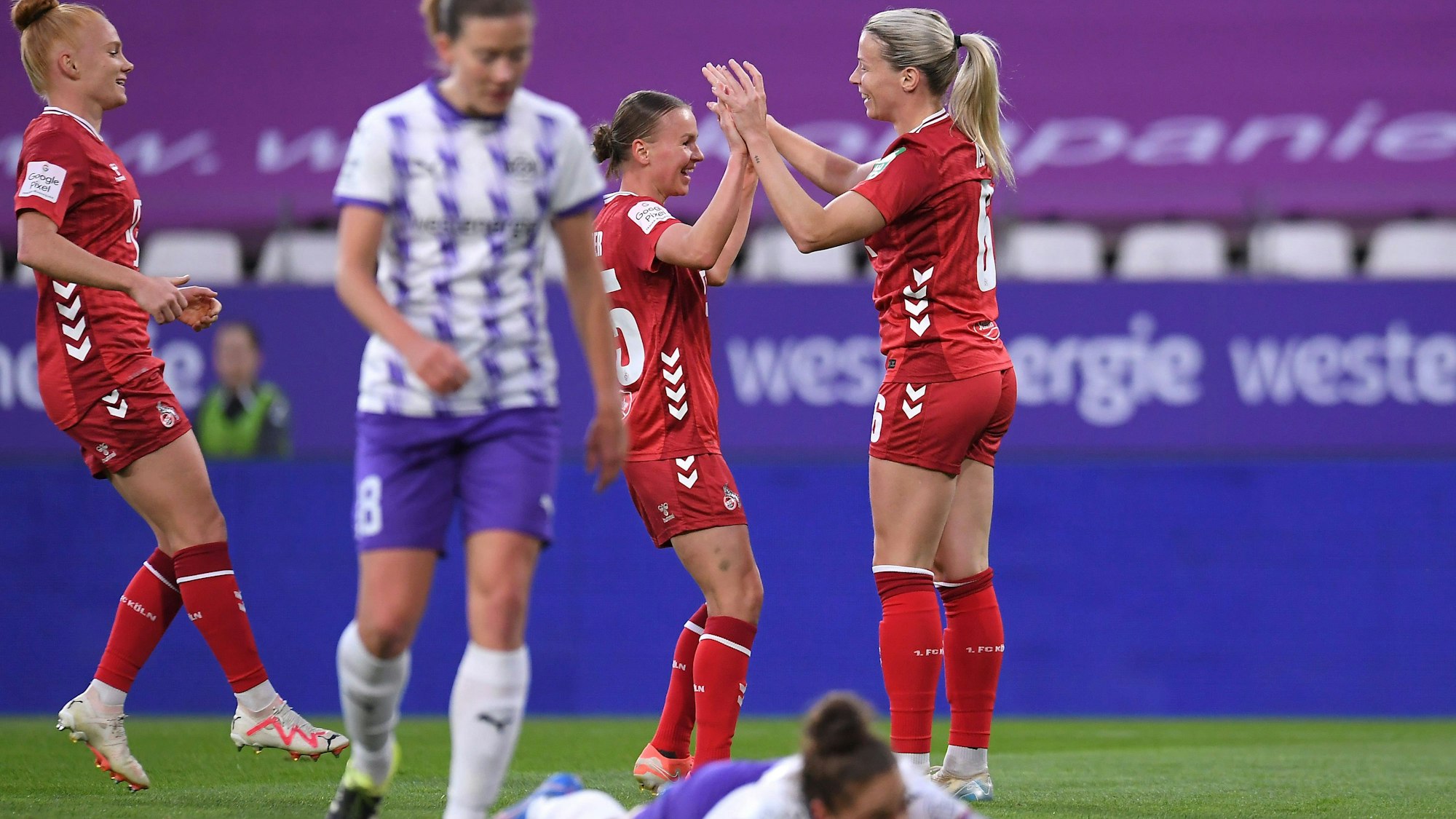 Die Kölner Matchwinnerin Sandra Jessen (rechts) jubelt beim 2:1-Sieg gegen Essen.