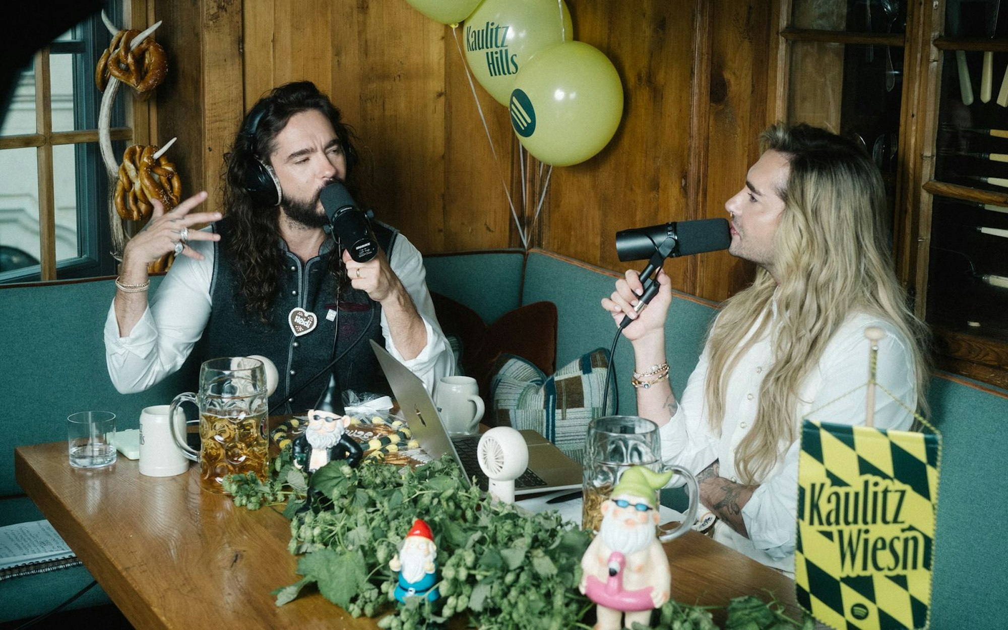 In der aktuellen Folge ihres Podcasts „Kaulitz Hills“ blickten Tom Kaulitz (links) und sein Bruder Bill auf das „HeidiFest“ zurück. (Bild: Spotify / Leon Schleßelmann)