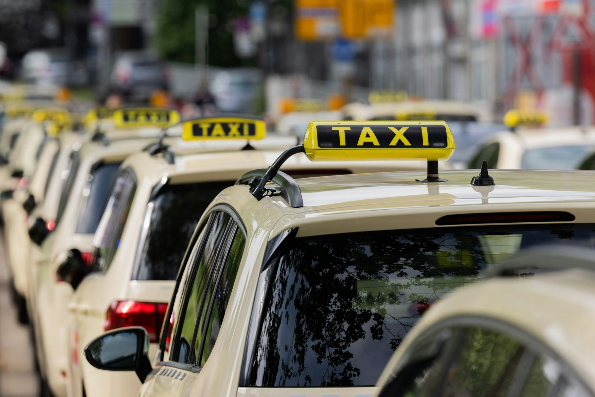 Taxifahrer, die an Vorgaben der Städte gebunden sind, fürchten einen ruinösen Wettbewerb mit Uber-Fahrern. (Archivbild)