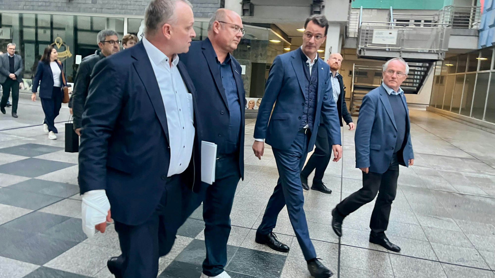 Björn Krischick, Stefan Hebbel und Rüdiger Scholz führen Hendrik Wüst durch die City C.