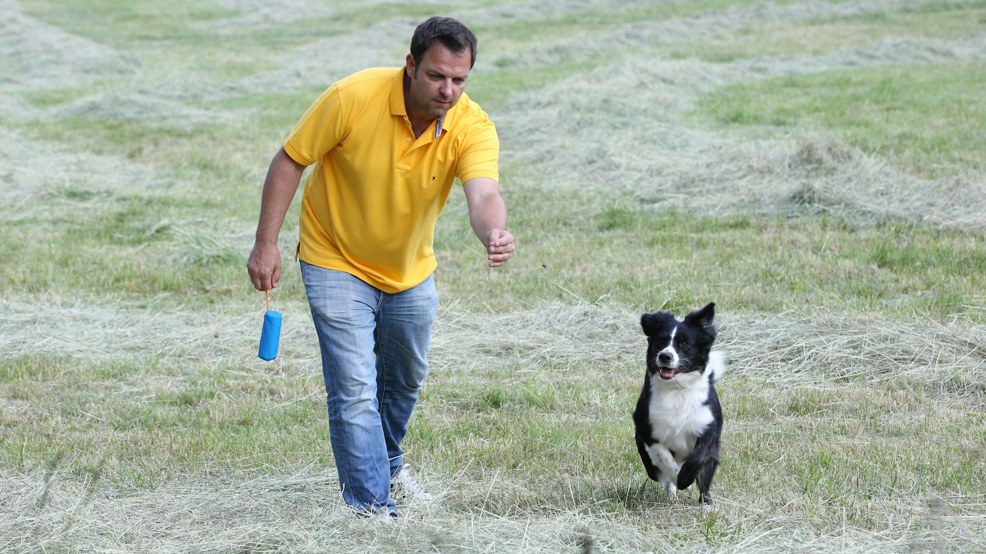Martin Rütter mit einem Hund.