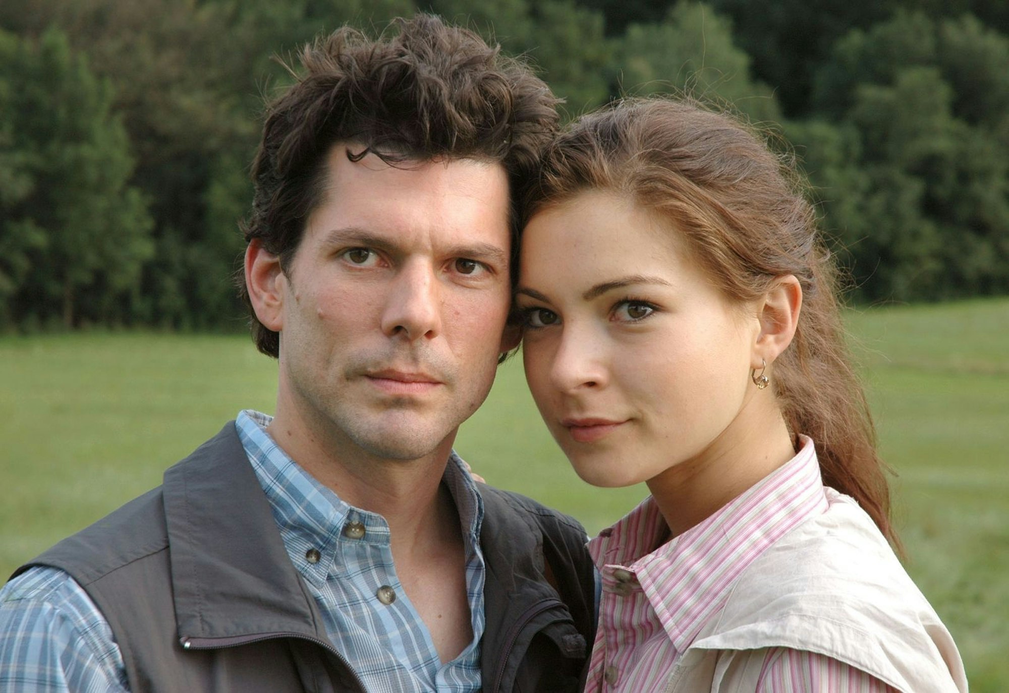 Laura (Henriette Richter-Röhl) und Alexander (Gregory B. Waldis) fanden 2005 in der ersten Staffel „Sturm der Liebe“ zueinander. Nachdem Laura von ihrem Verlobten betrogen worden war, hatte sie wenig Hoffnung auf neue Liebe. Bis sie auf Alexander traf. (Bild: ARD / Jo Bischoff)