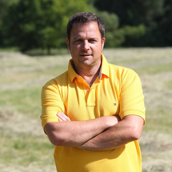 Martin Rütter in einem gelben Poloshirt.
