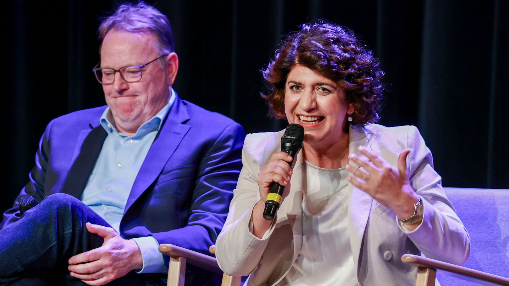 Die Kandidaten für das Amt des Kölner Oberbürgermeisters, Torsten Burmester und Berivan Aymaz, auf einer Podiumsdiskussion im Rahmen des „Kölner Stadt-Anzeiger“-Leserforums in der Comedia