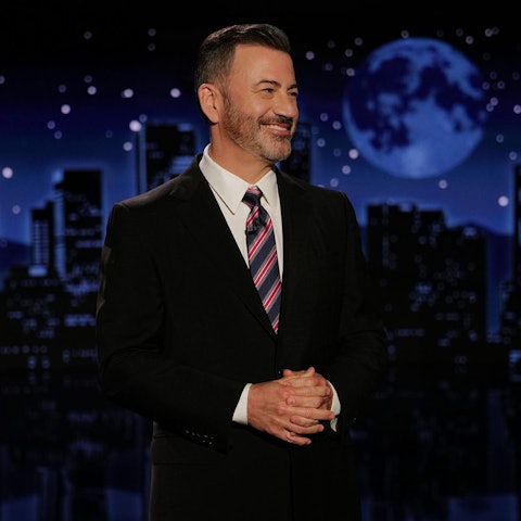 23.09.2025, USA, Los Angeles: Dieses von Disney veröffentlichte Bild zeigt Jimmy Kimmel bei der Moderation seiner Late Night Show «Jimmy Kimmel Live!».