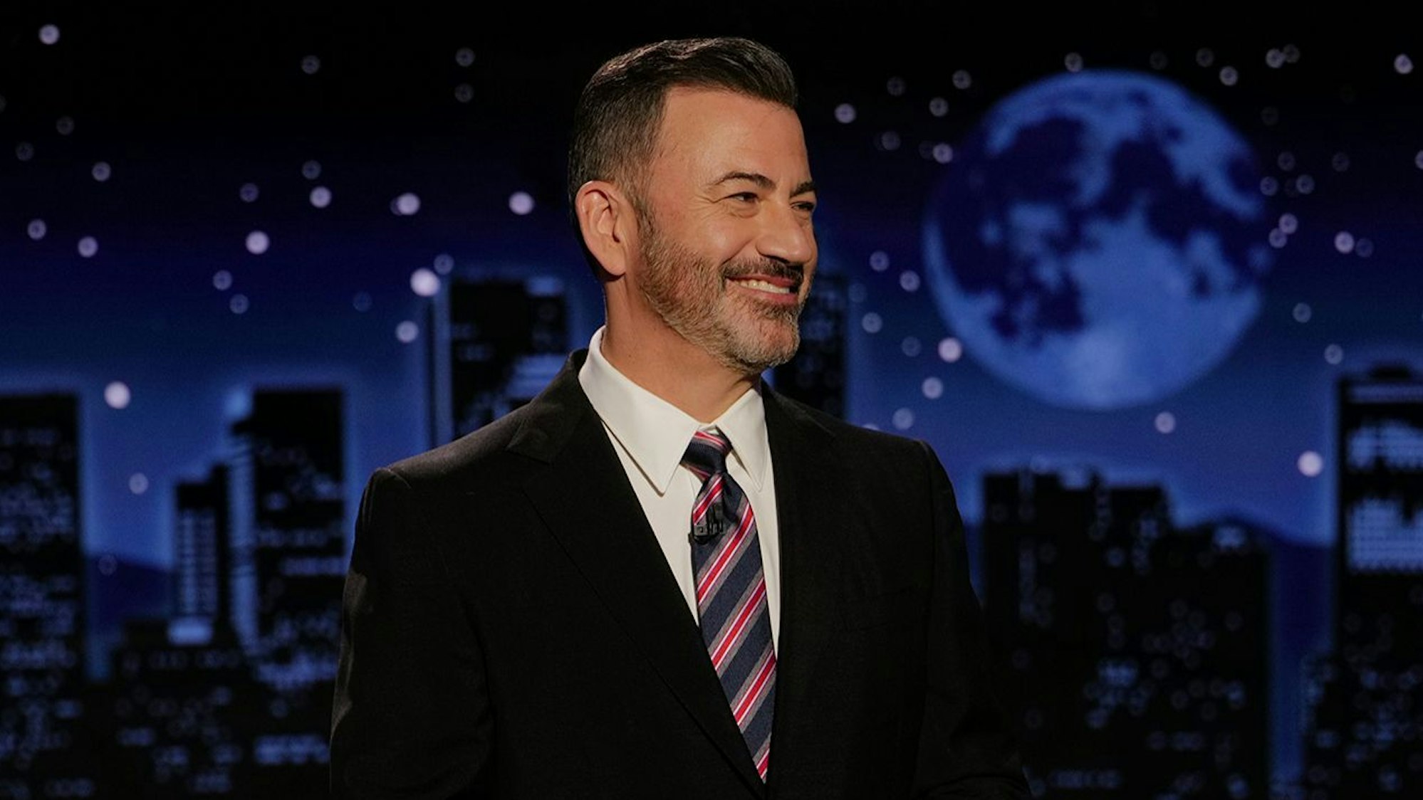 23.09.2025, USA, Los Angeles: Dieses von Disney veröffentlichte Bild zeigt Jimmy Kimmel bei der Moderation seiner Late Night Show «Jimmy Kimmel Live!».