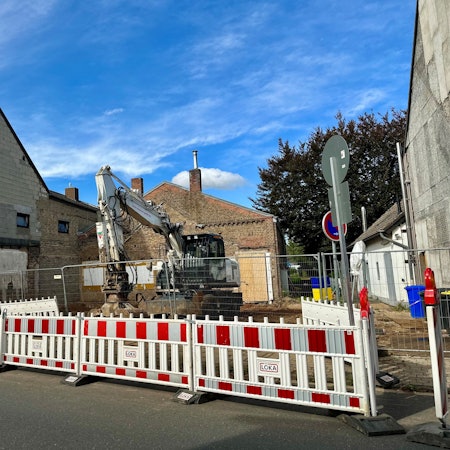 Zu sehen ist die Lücke in einer Häuserreihe, da ein Gebäude abgebrochen wurden.