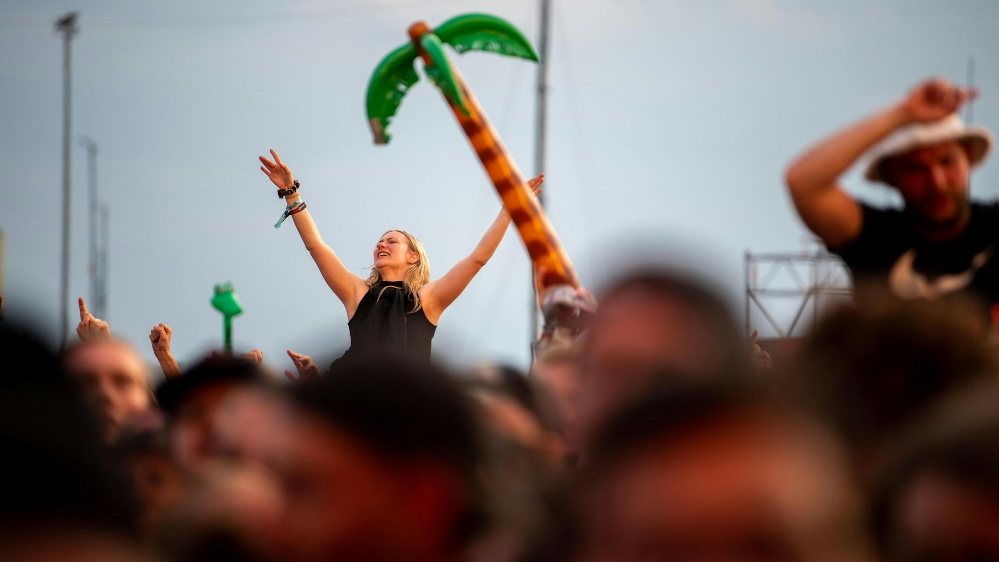 Besucherinnen und Besucher feiern bei Rock am Ring 2022.