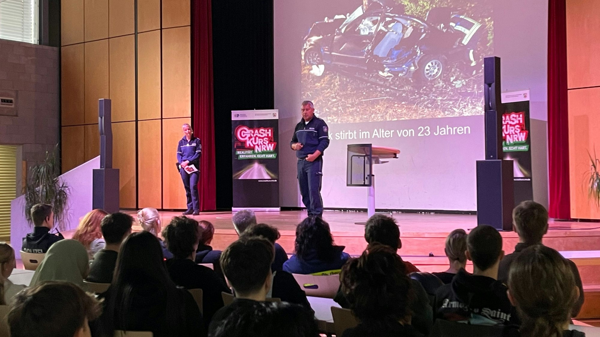 Auf einer Leinwand zeigen die Polizisten Bilder von Unfällen, bei dem junge Menschen starben.