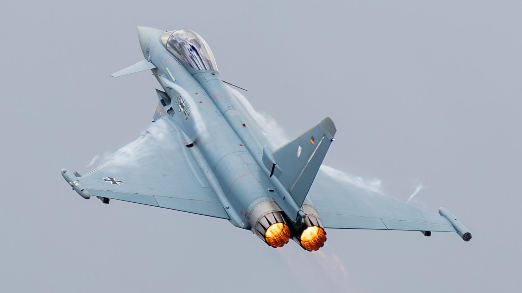 Das Foto zeigt einen Kampfjet.