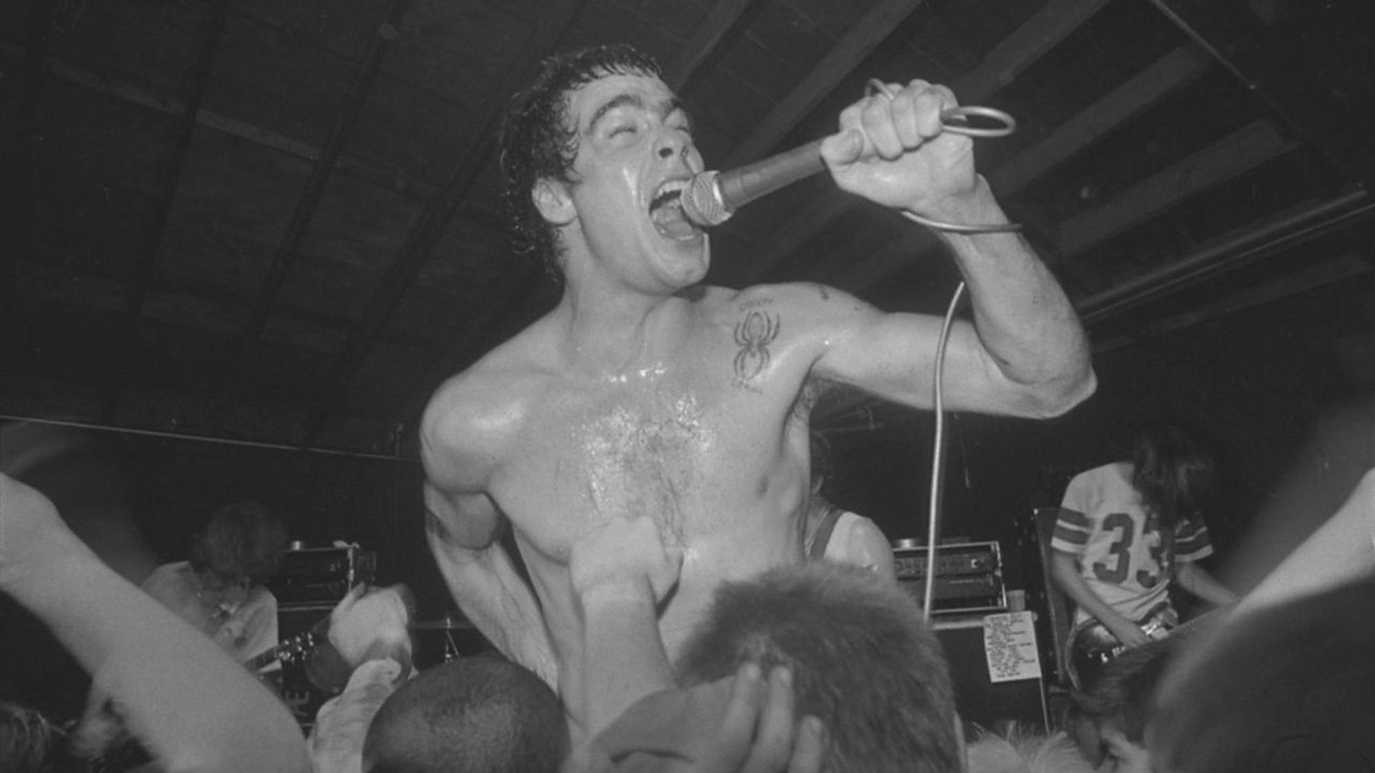 Das Bild zeigt den damaligen Sänger der Band Black Flag, Henry Rollins. Foto: UCLA Library Special Collections, Henry Rollins of Black Flag, 1983, CC BY 2.0