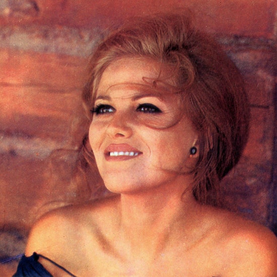 Claudia Cardinale schaut in die Ferne.