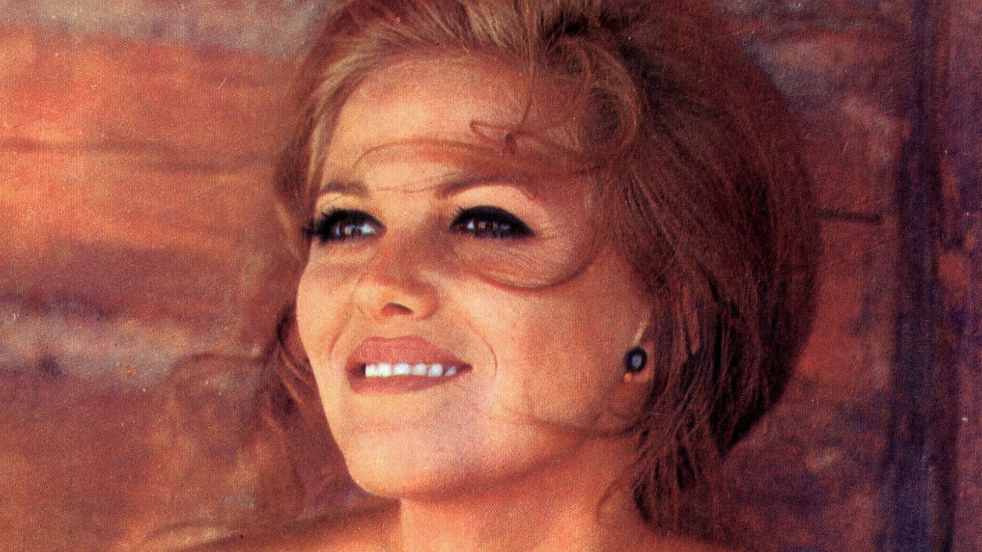 Claudia Cardinale schaut in die Ferne.