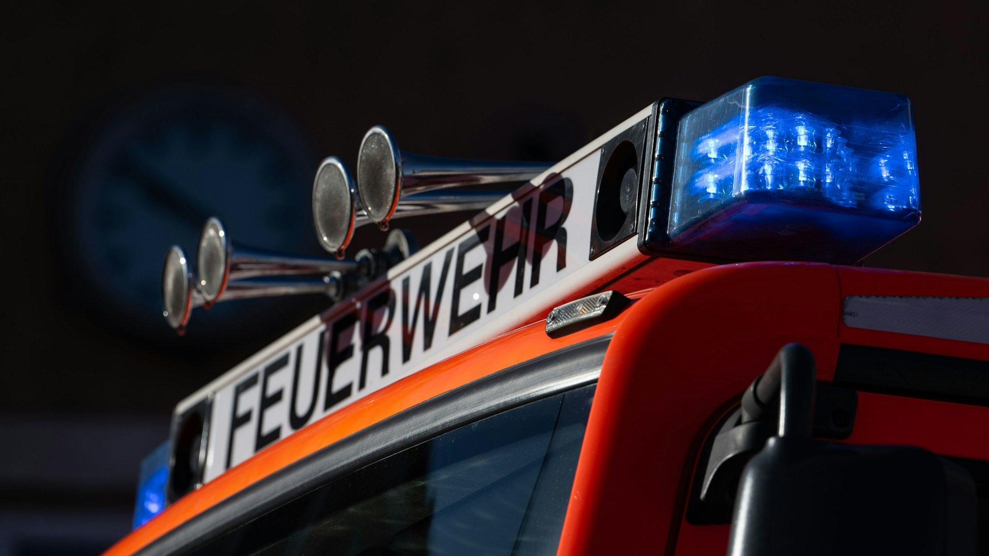 Blaulicht ist auf einem Einsatzfahrzeug der Feuerwehr zu sehen. (Symbolbild)