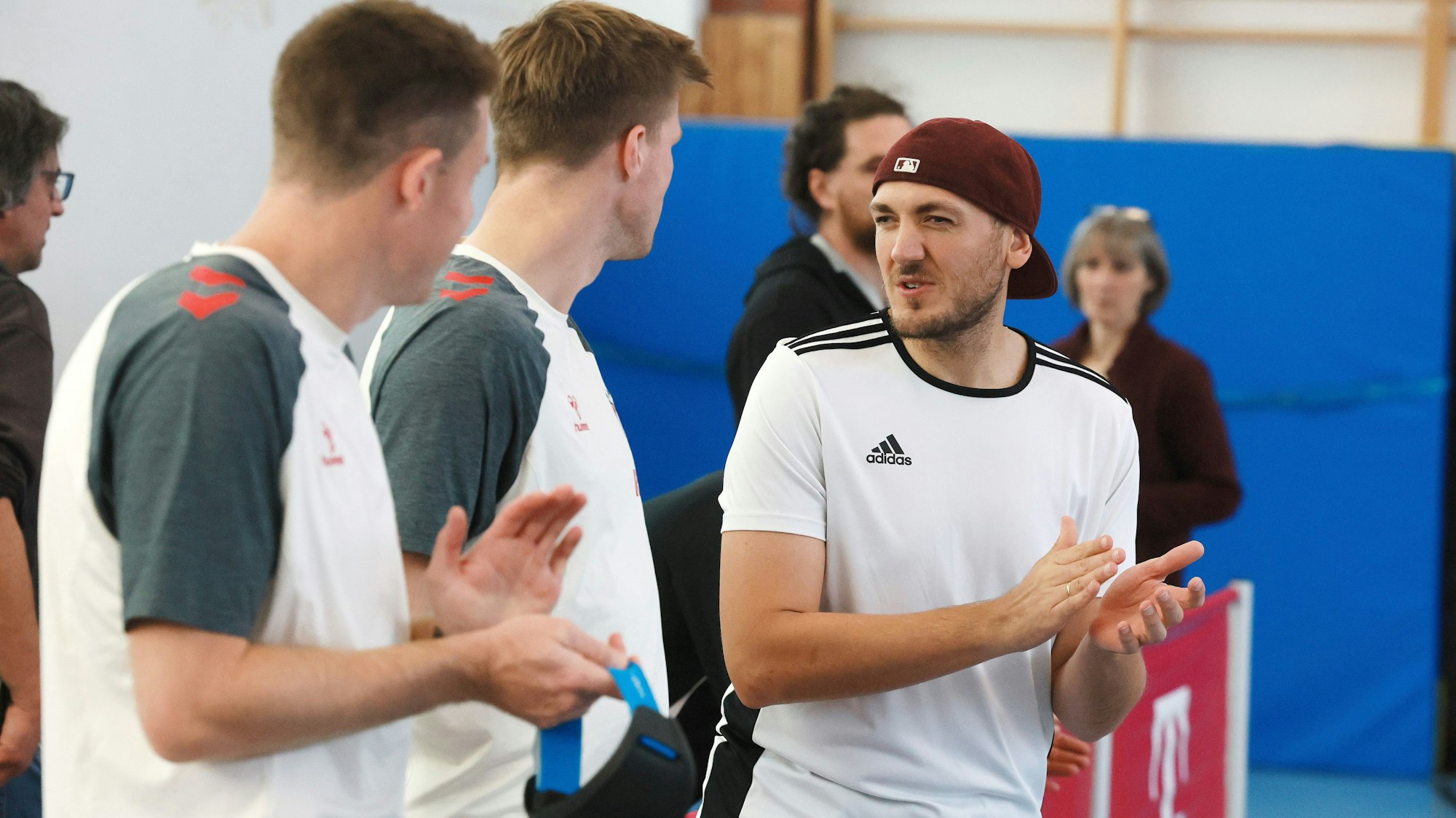 Marius Bülter und Dominique Heintz vom 1. FC Köln neben Hasan Koparan, ehemaliger Nationalspieler im Blindenfußball