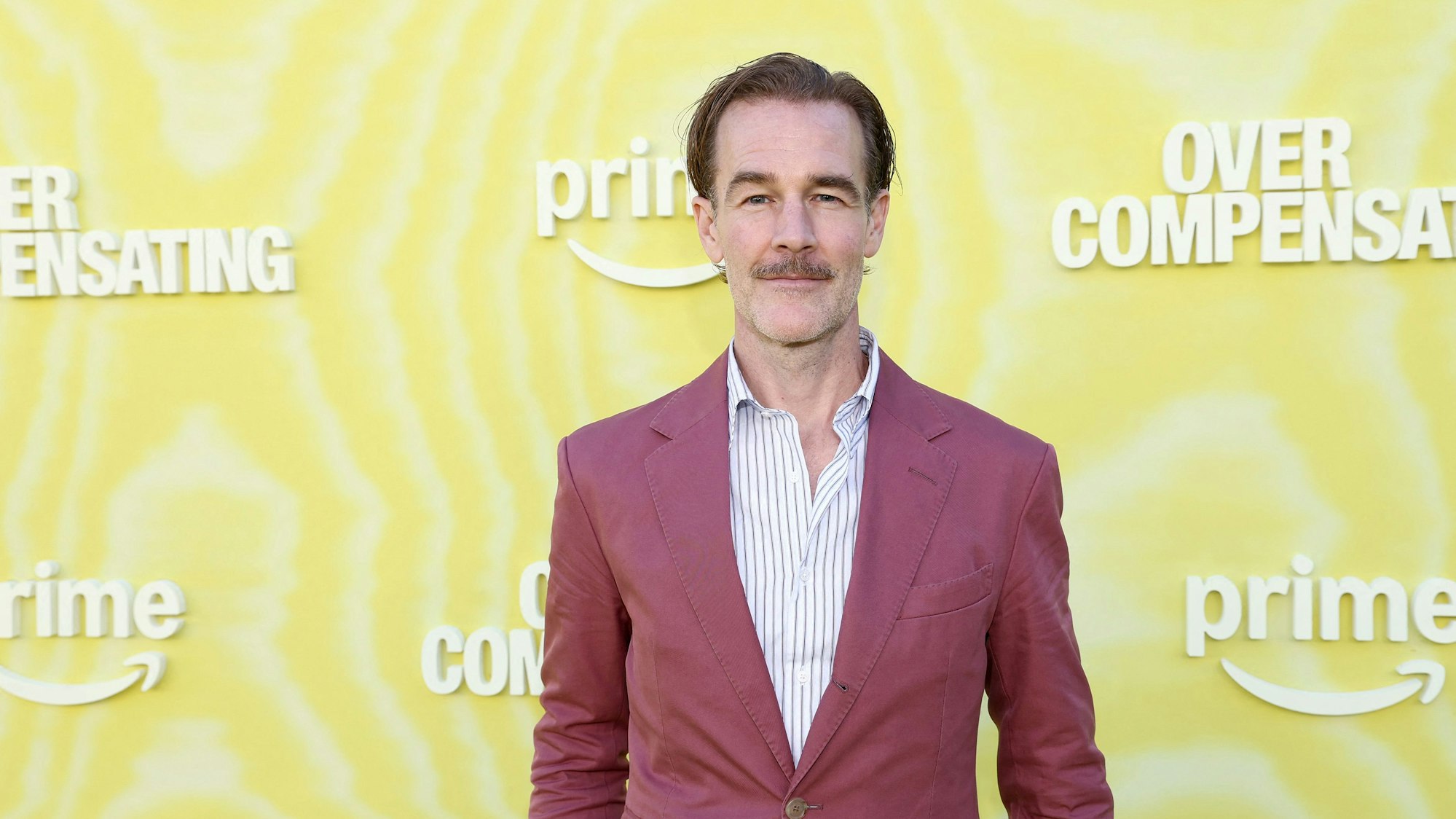 James Van Der Beek zeigt sich trotz seiner Krankheit noch auf dem roten Teppich, so im Mai 2025.