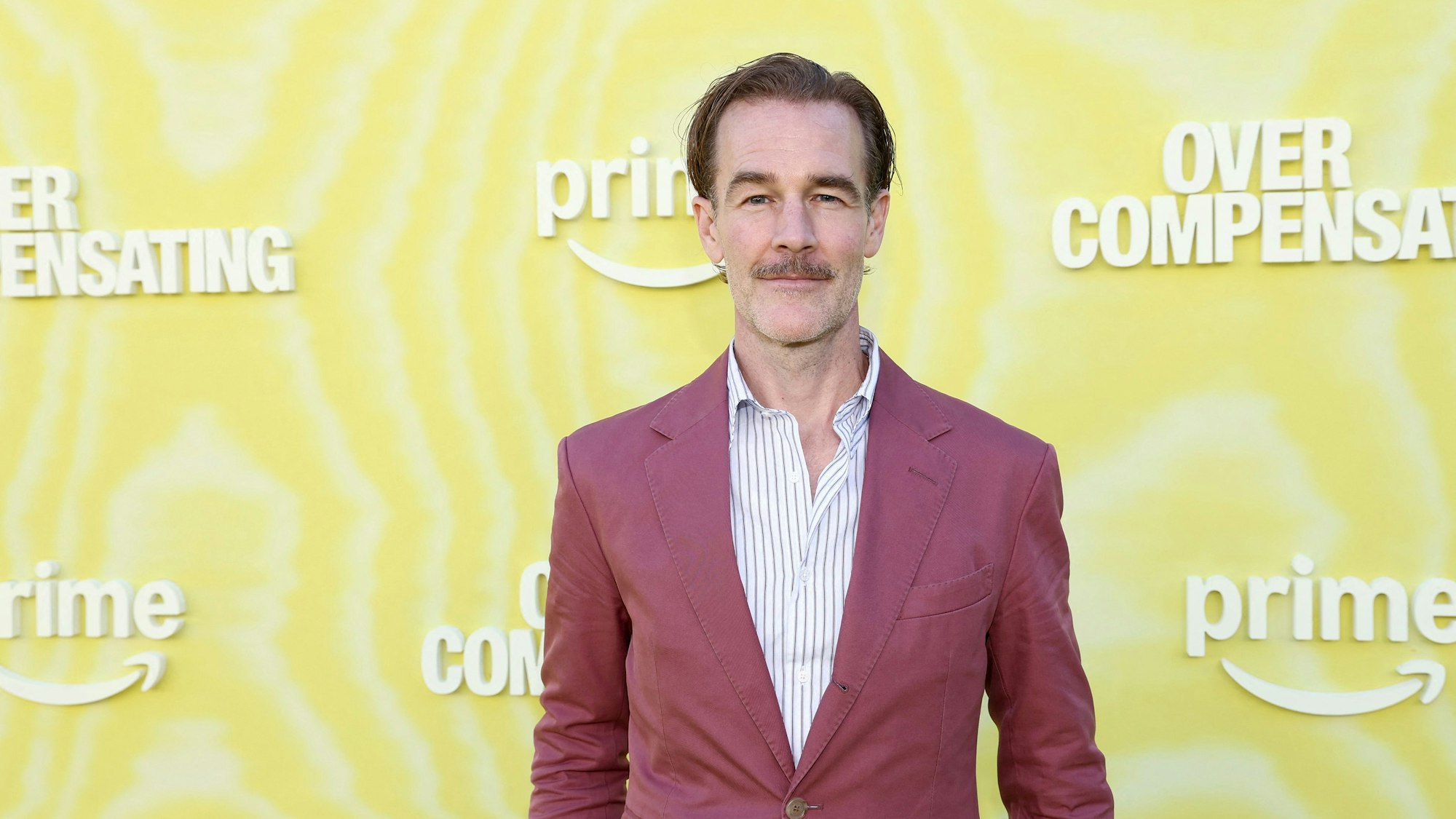 James Van Der Beek zeigt sich trotz seiner Krankheit noch auf dem roten Teppich, so im Mai 2025.