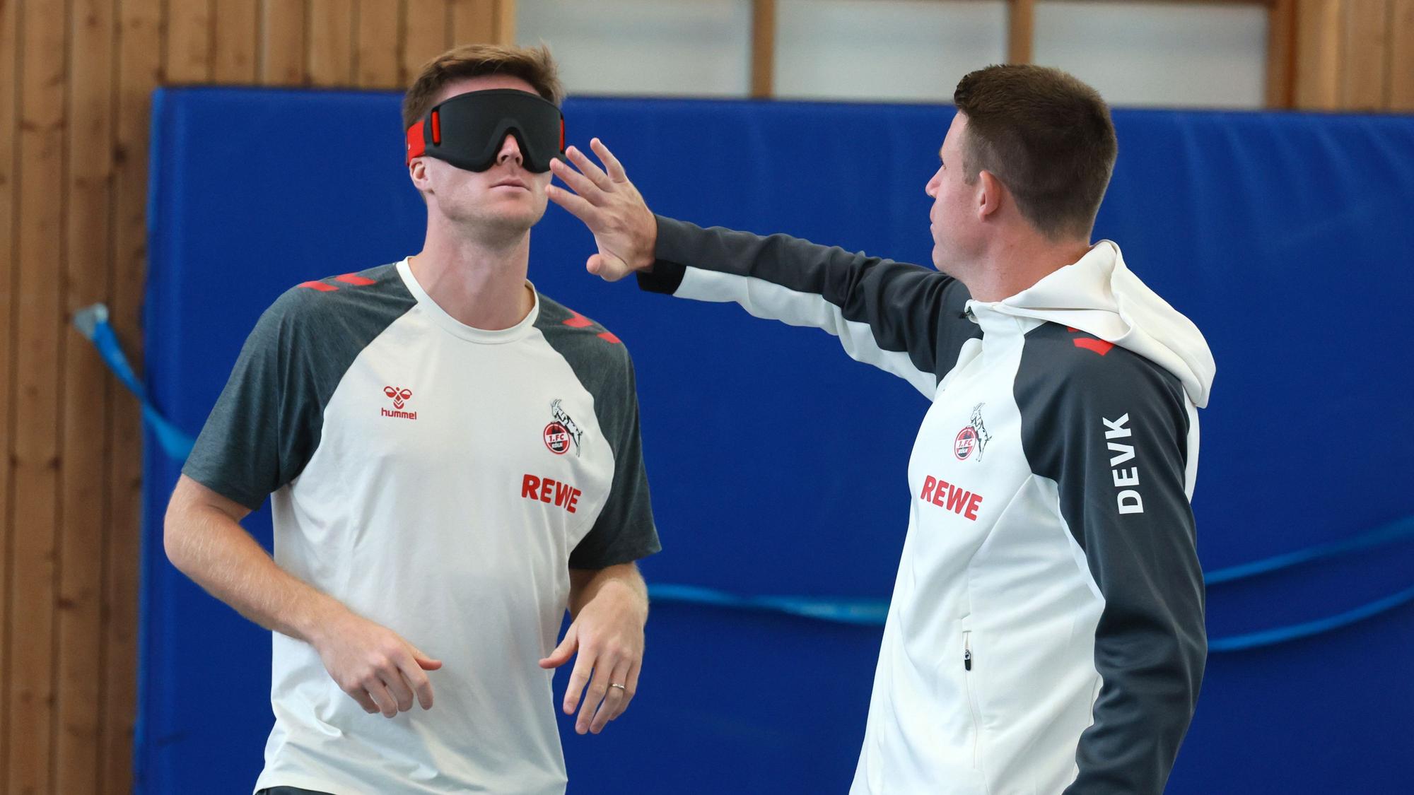 Marius Bülter und Dominique Heintz (1. FC Köln) testen eine Dunkelbrille