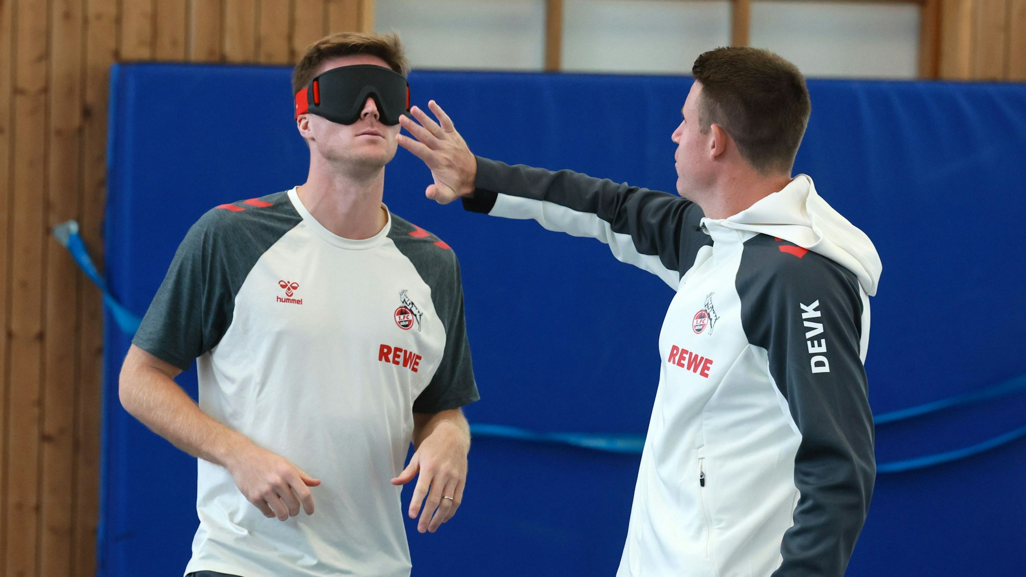 Marius Bülter und Dominique Heintz (1. FC Köln) testen eine Dunkelbrille