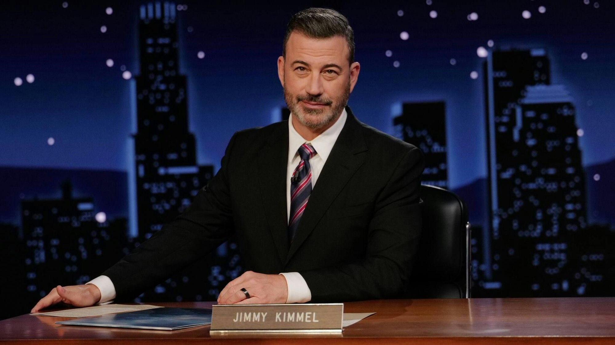 Dieses von veröffentlichte Bild zeigt Jimmy Kimmel bei der Moderation seiner Late Night Show „Jimmy Kimmel Live!“.