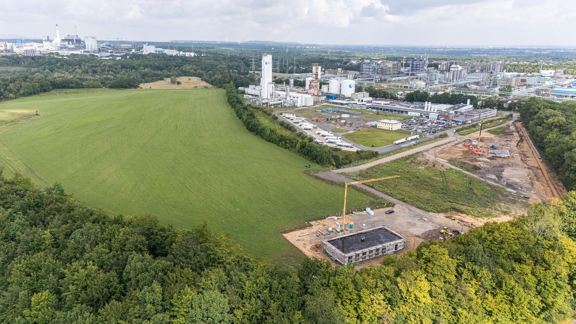 Das Luftbild zeigt die Erschließungsarbeiten im neuen Werksteil Süd des Chemieparks Knapsack von Yncoris