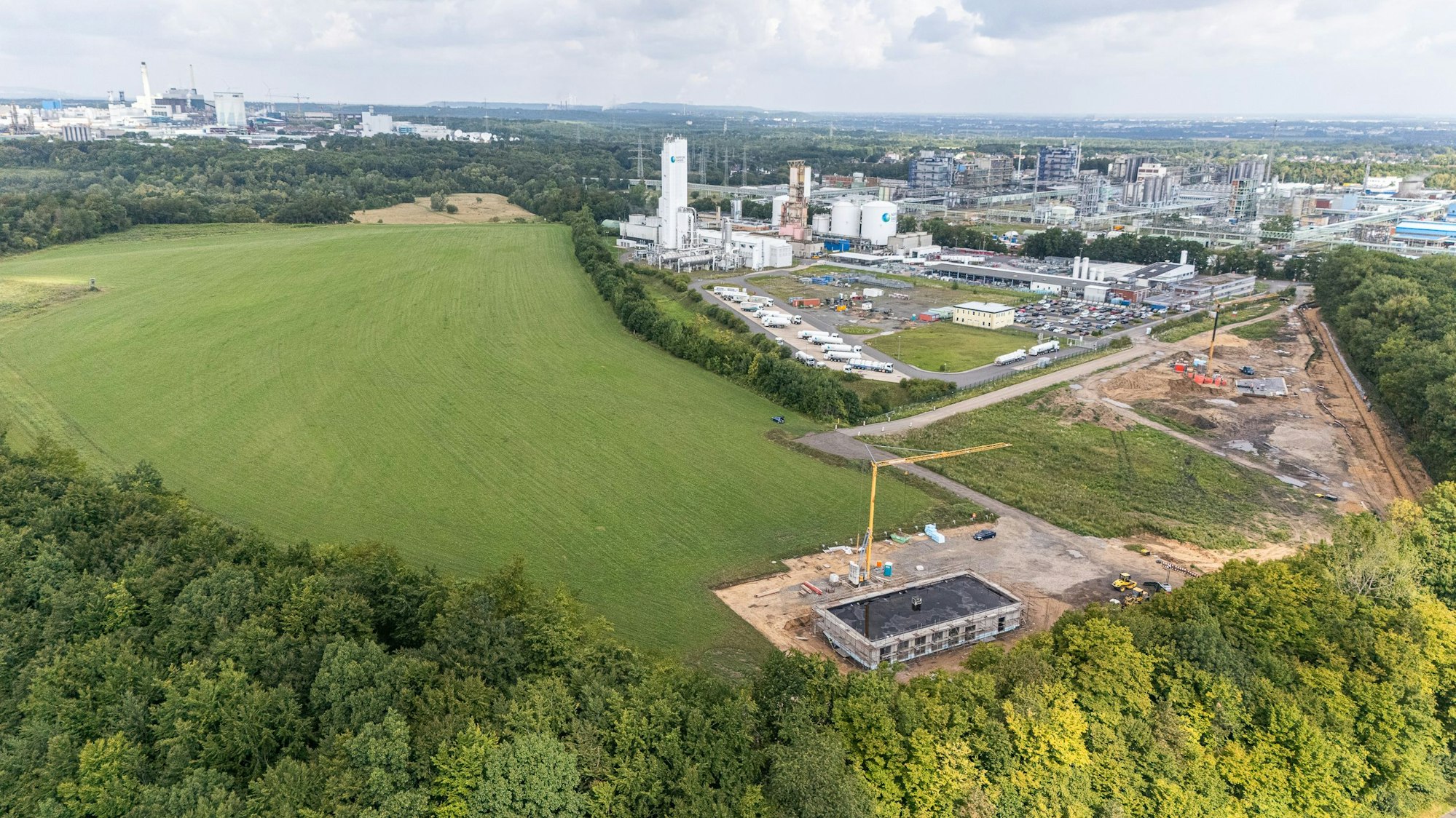 Das Luftbild zeigt die Erschließungsarbeiten im neuen Werksteil Süd des Chemieparks Knapsack von Yncoris