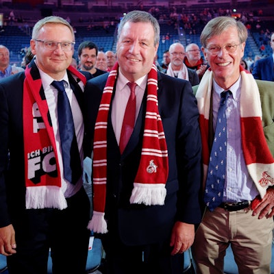 08.09.2019, Nordrhein-Westfalen, Köln: Fußball, Bundesliga, Mitgliederversammlung 1. FC Köln, mit Neuwahl des Präsidiums. Die neuen Vorstände Werner Wolf (m), Jürgen Sieger (l.) und Eckhard Sauren (r) stehen in der Halle. Foto: Henning Kaiser/dpa +++ dpa-Bildfunk +++