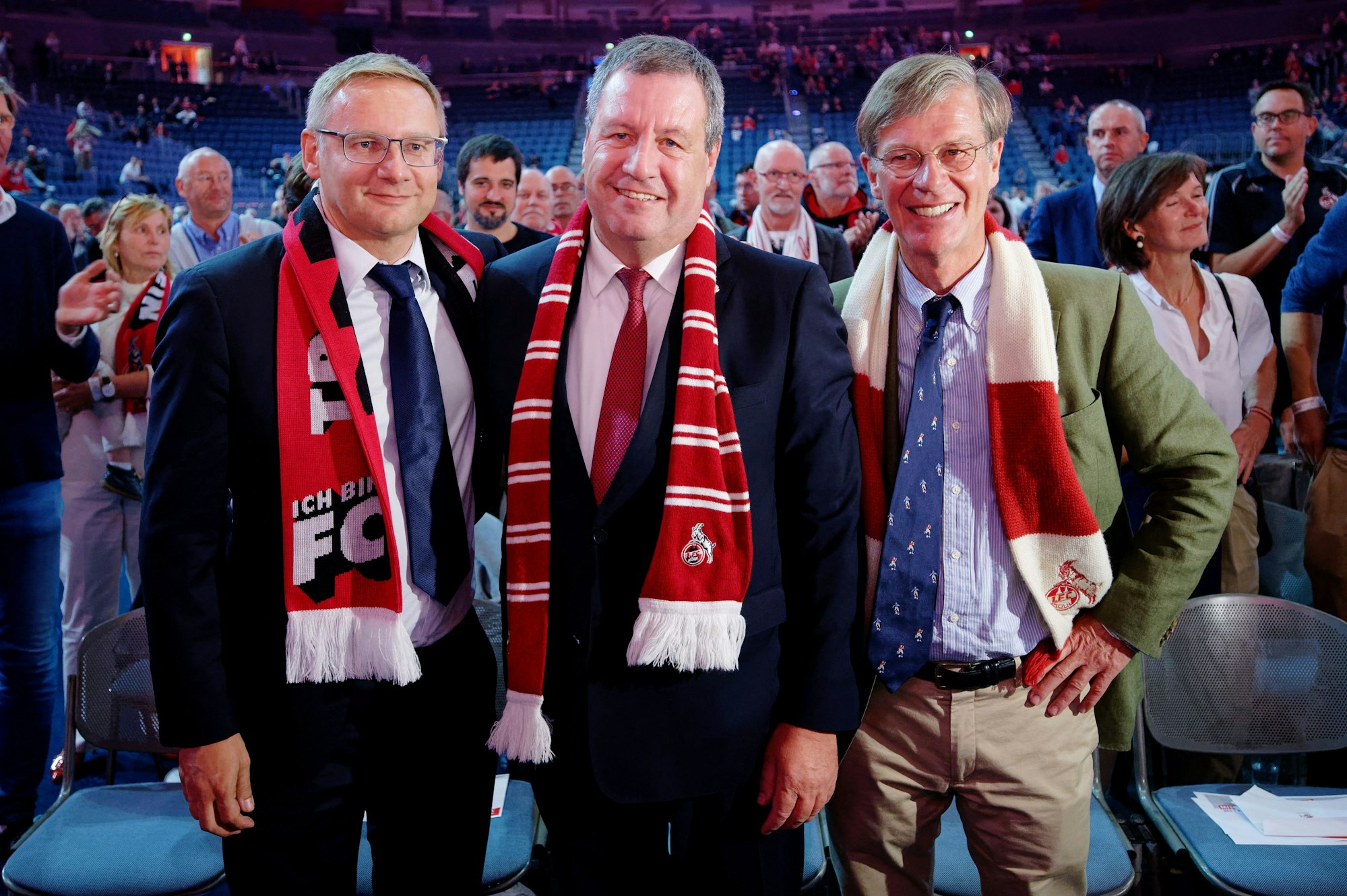 08.09.2019, Nordrhein-Westfalen, Köln: Fußball, Bundesliga, Mitgliederversammlung 1. FC Köln, mit Neuwahl des Präsidiums. Die neuen Vorstände Werner Wolf (m), Jürgen Sieger (l.) und Eckhard Sauren (r) stehen in der Halle. Foto: Henning Kaiser/dpa +++ dpa-Bildfunk +++