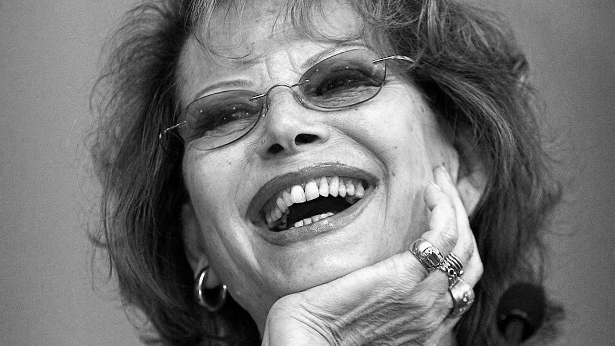 Claudia Cardinale lacht.