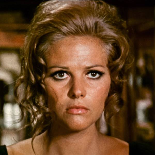 Claudia Cardinale schaut in die Kamera.