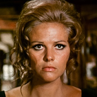 Claudia Cardinale schaut in die Kamera.