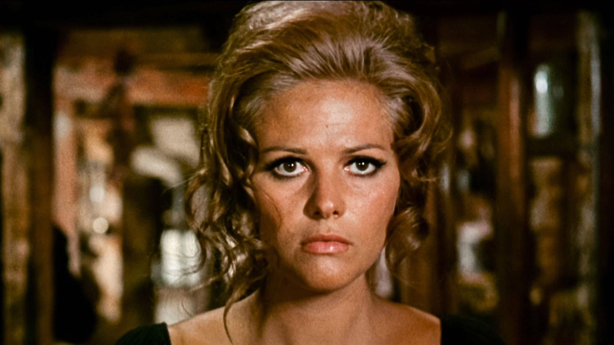 Claudia Cardinale schaut in die Kamera.