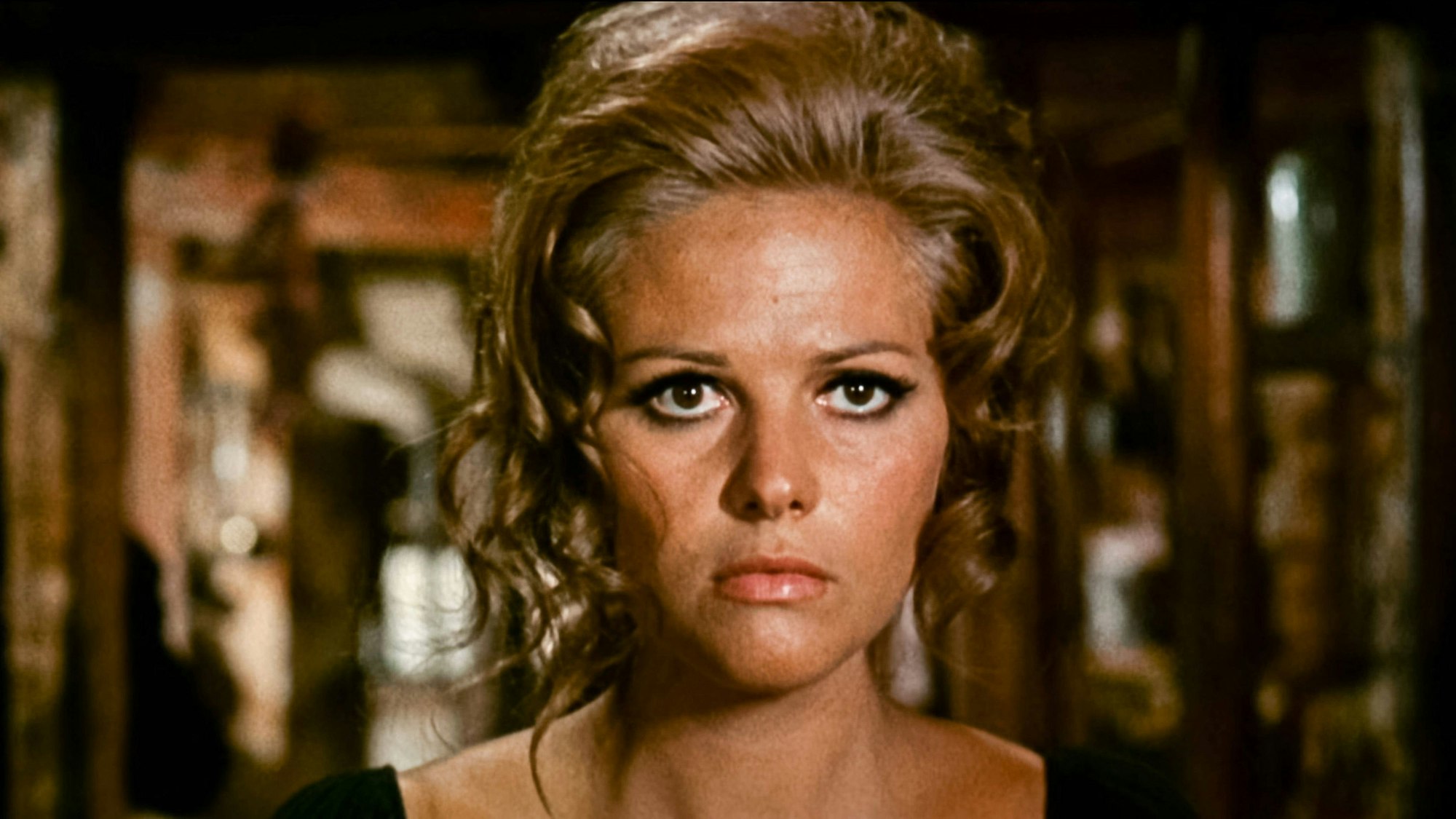 Claudia Cardinale schaut in die Kamera.