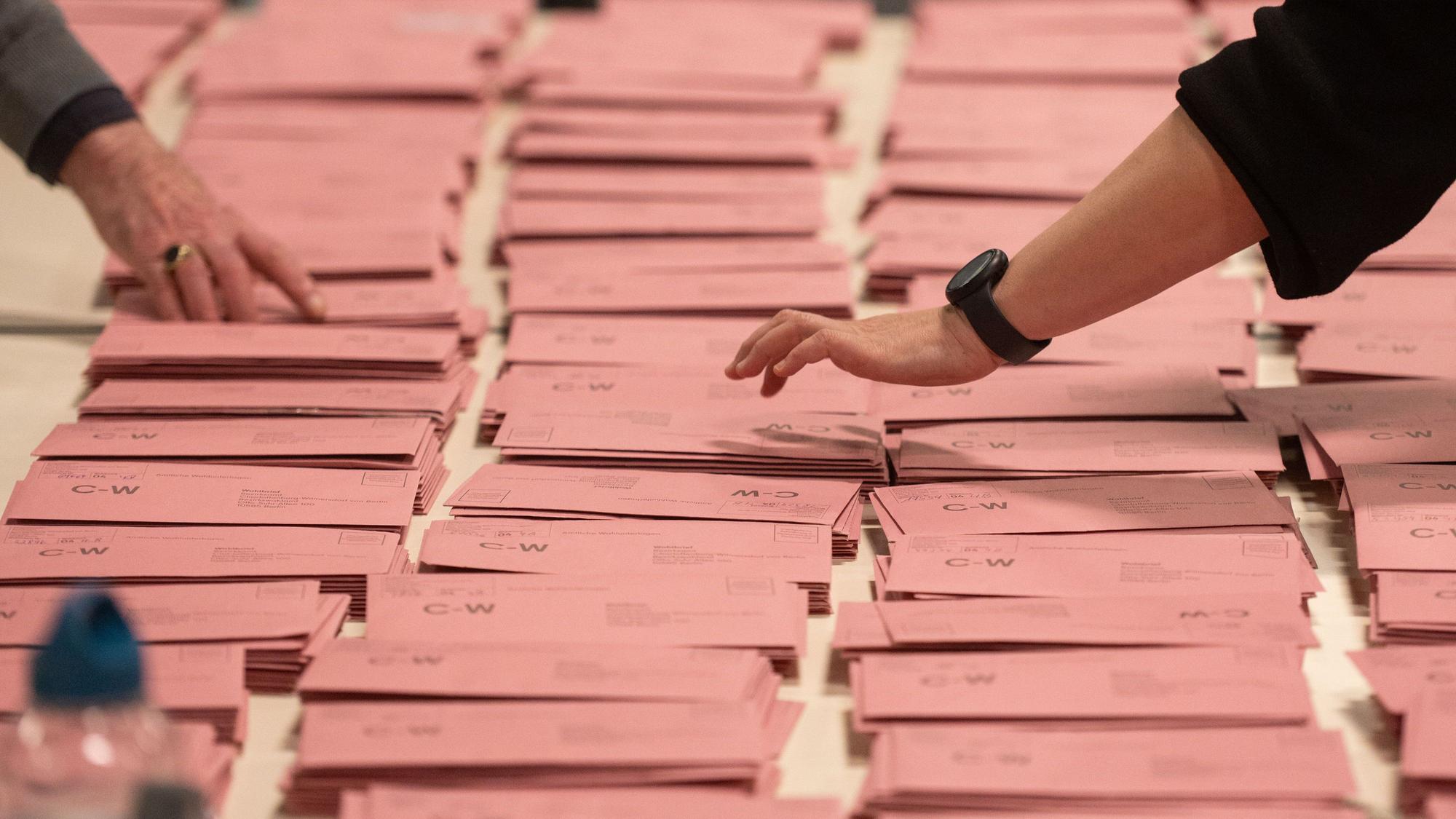 Briefwahlstimmen liegen zur Auszählung auf einem Tisch.