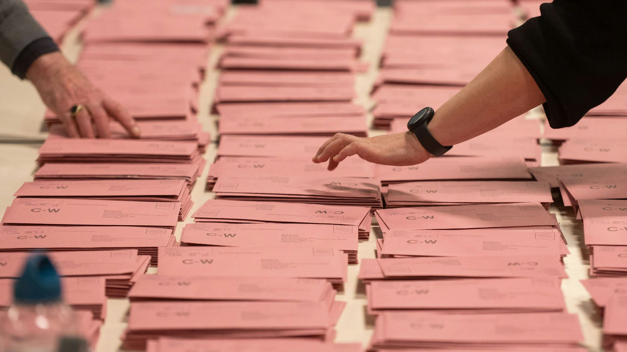 Briefwahlstimmen liegen zur Auszählung auf einem Tisch.